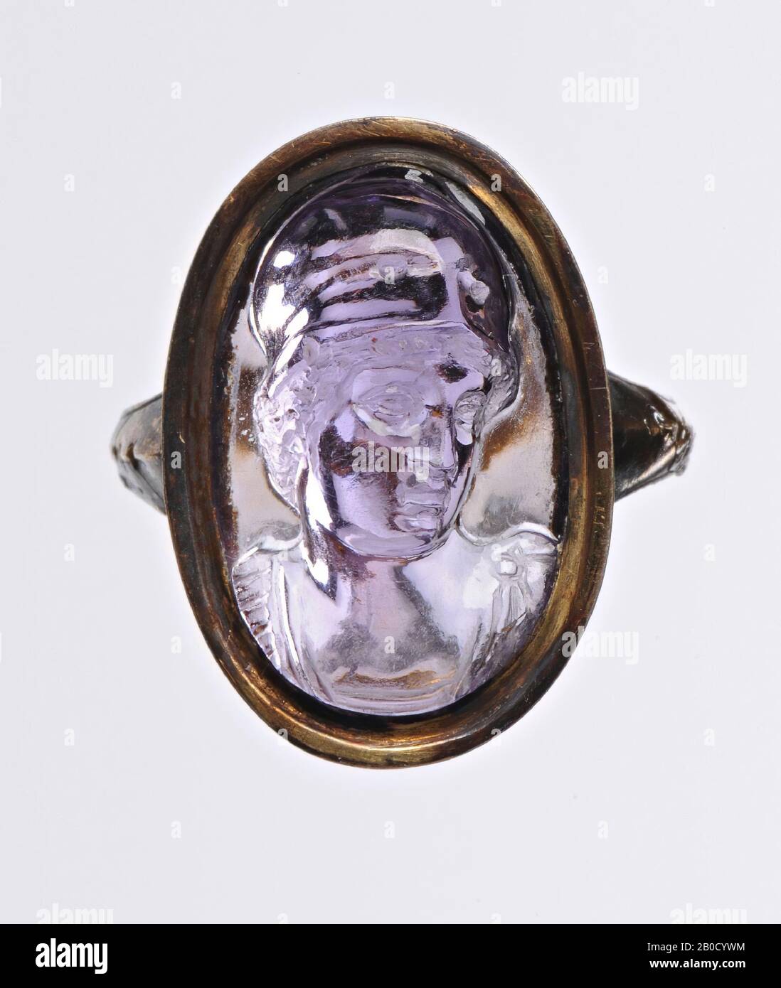 Schnittsteine, Cameo, Amethyst, Farbe, hellviolett, Form, oval, stehend, Bearbeitung, in vergoldetem Kupferring, Herstellungsmethode, 19 x 13 mm, D. 10 mm, WT., 4,78 gr, 16. Jahrhundert?, 1500-1600 Stockfoto