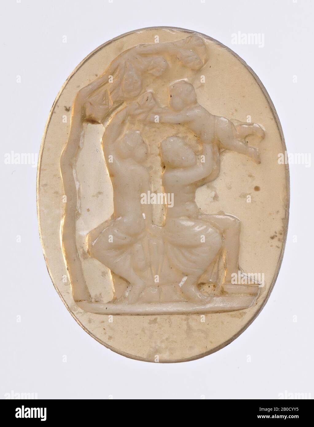 VZ: Gruppe mit 3 Figuren: Auf der linken Seite ist eine Frau, die Trauben hält, auf der rechten Seite eine Sileen, die das Bacchuskind hebt, damit es die Trauben greifen kann, ganz links ein Baum mit einem Ast, der über der Szene hängt, Grundlinie, Cameo, Sardonyx, 2 Schichten, Farbe: Weiß Stockfoto
