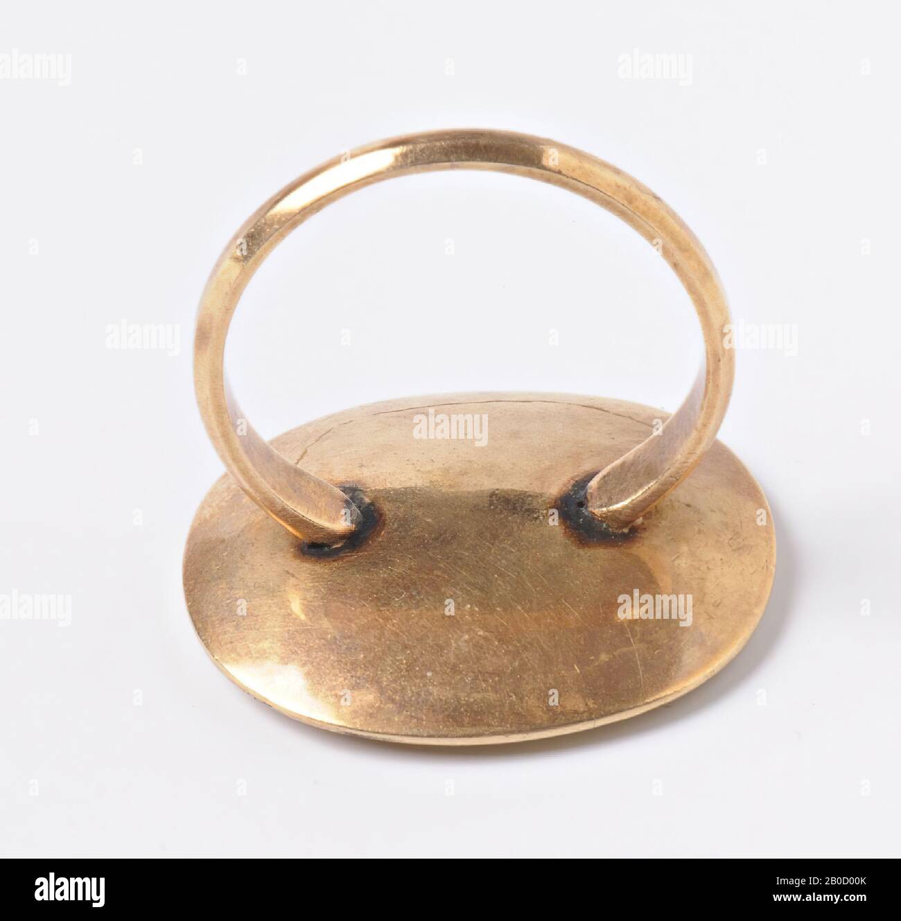 VZ: LEDA nach rechts gerafft, sie hält Draperie hoch über dem Kopf, Schwan ist nach rechts, nach links gedreht, Cameo, Achat, Farbe: Gelb-weiß Stockfoto