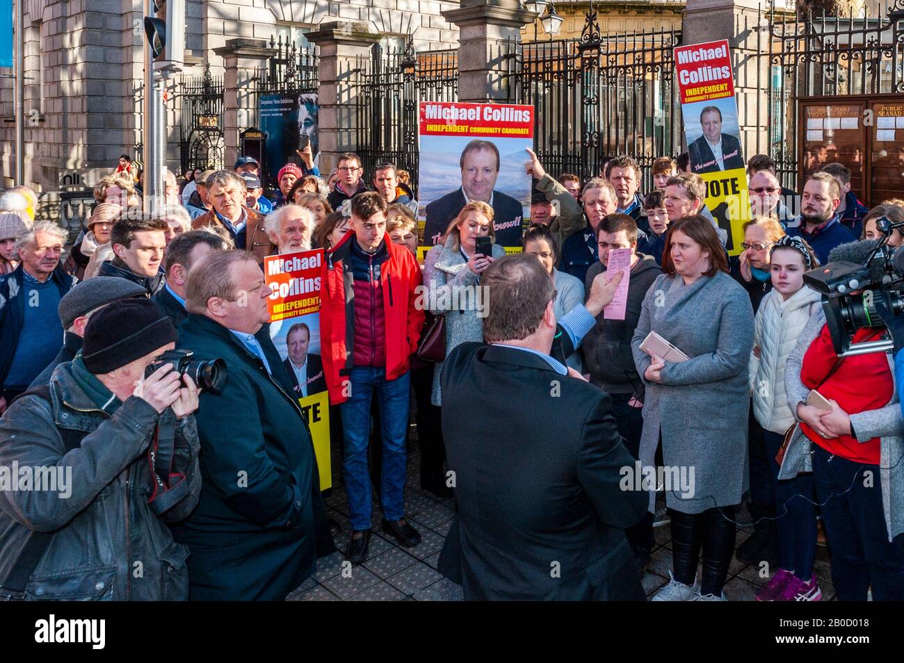 Dublin, Irland. Februar 2020. Michael Collins TD (Ind) spricht seine Anhänger am ersten Tag des 33. Dáil an. Kredit: Andy Gibson/Alamy Live News Stockfoto Dublin, Irland. Februar 2020. Michael Collins TD (Ind) spricht seine Anhänger am ersten Tag des 33. Dáil an. Kredit: Andy Gibson/Alamy Live News Stockfoto