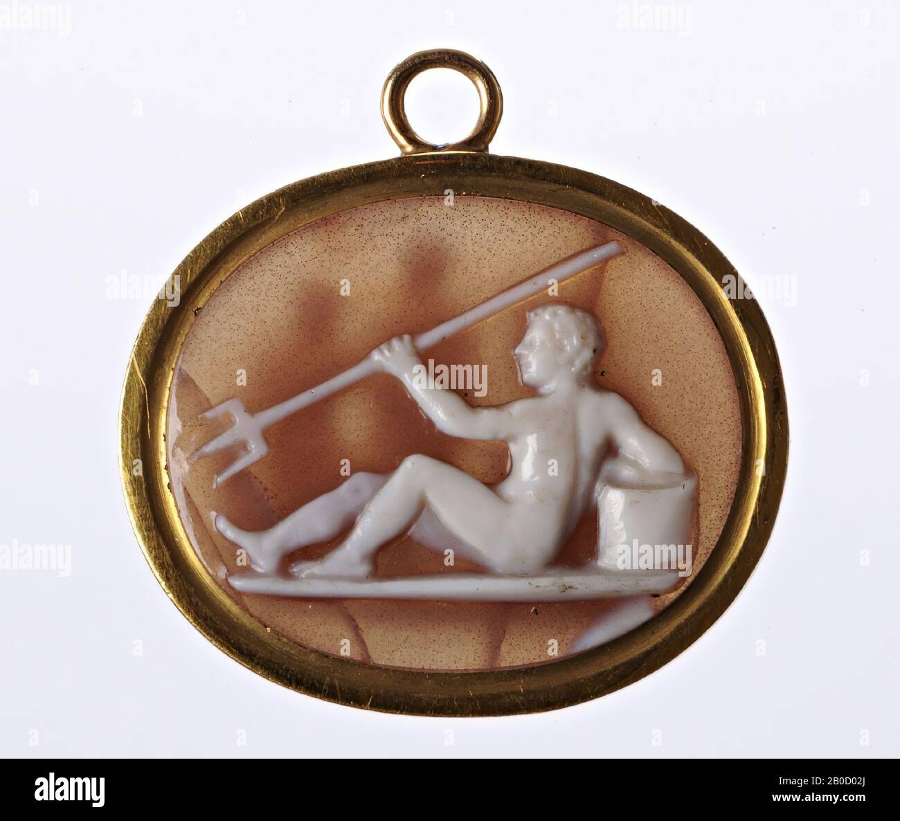 VZ: Gruppe von 3 Figuren, links ist Vulcanus mit einem erhöhten Hammer an Amboss, gegenüber ist Mars ?, in der Mitte ist Venus, Kz: Neptun, halb liegend links, mit Dreizack, angelehnt an Eimer ?, Cameo, Sardonyx, 3 Schichten, Farbe: Weiß Stockfoto