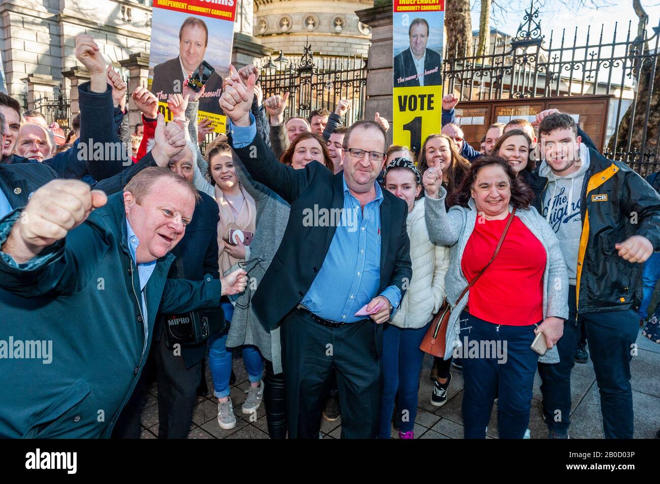 Dublin, Irland. Februar 2020. Michael Collins TD (Ind) mit seinen Anhängern am ersten Tag des 33. Dáil. Kredit: Andy Gibson/Alamy Live News Stockfoto Dublin, Irland. Februar 2020. Michael Collins TD (Ind) mit seinen Anhängern am ersten Tag des 33. Dáil. Kredit: Andy Gibson/Alamy Live News Stockfoto