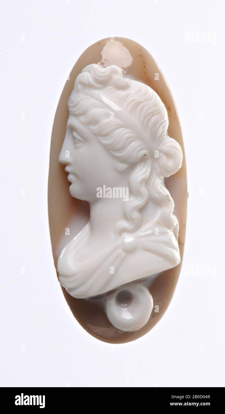 VZ: Büste junger Frau links und Profil, Haarband, Knoten auf der Rückseite des Kopfes, Halbmond, Cameo, Achat, Farbe: Weiß abgeschnitten Stockfoto