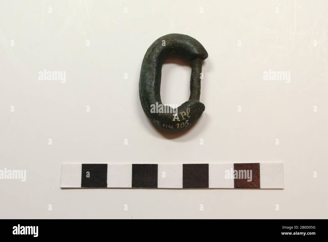 Spange, Metall, Bronze, 3,7 x 2,5 x 0,9 cm, Mittelalterin, Deutschland, unbekannt, unbekannt, Andernach Stockfoto