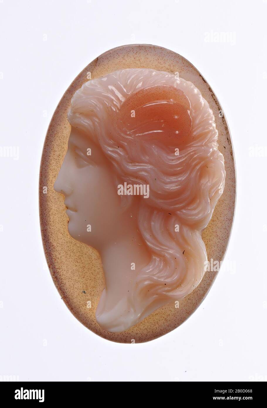 VZ: Kopf der jungen Frau und Profil nach links, Haare fallen im Nacken, Haarnadel mit 2 Schmetterlingsflügeln? Psyche, Cameo, Achat, 4 Ebenen, Farbe: Dunkelrosa Stockfoto