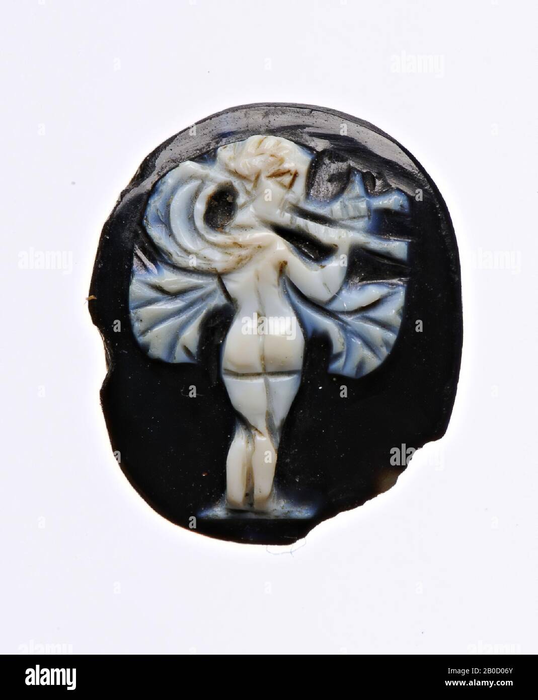 F: Maenade rechts stehend, Rückseite sichtbar, flatternde Umhang, spielt auf Doppelflöte, Cameo, (sard) Onyx, 2 Lagen, Farbe: Bläulich weiß Stockfoto