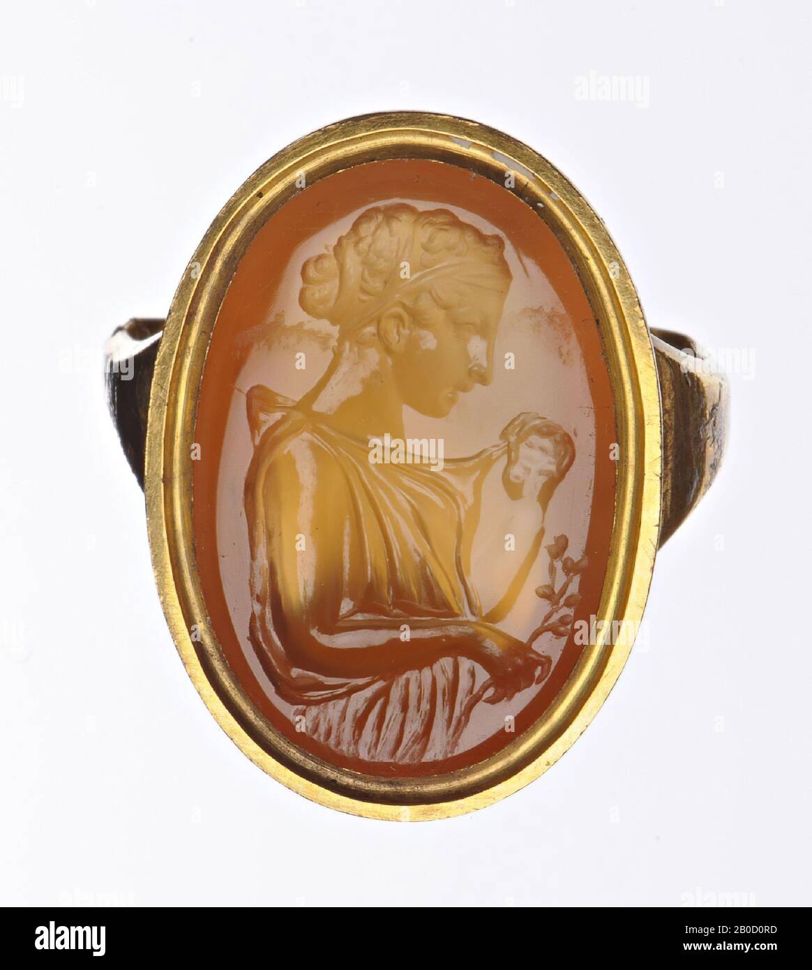 VZ: Halbfigur der jungen Frau und Profil rechts, mit rechter Hand zieht sie Robe von der Schulter, im linken Zweig, GEM, Intaglio, Carnelian, Farbe: Hellorange, Form: Oval, stehend, Verarbeitung: In goldenem Ring, Methode: 20 x 13,5 mm, D. 5 mm, WT. 6.39 gr., 18. Jahrhundert 1700-1800 Stockfoto
