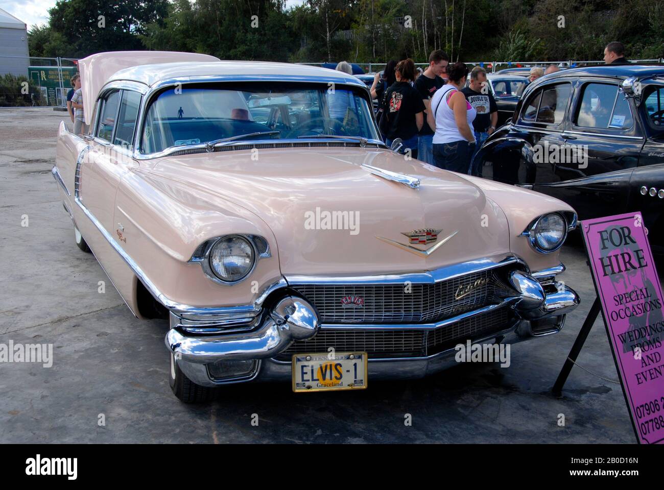 Cadillac Luxusauto mit Nummer Palte ELVIS-1 auf der kleinen lokalen Motorshow Kent, England Stockfoto