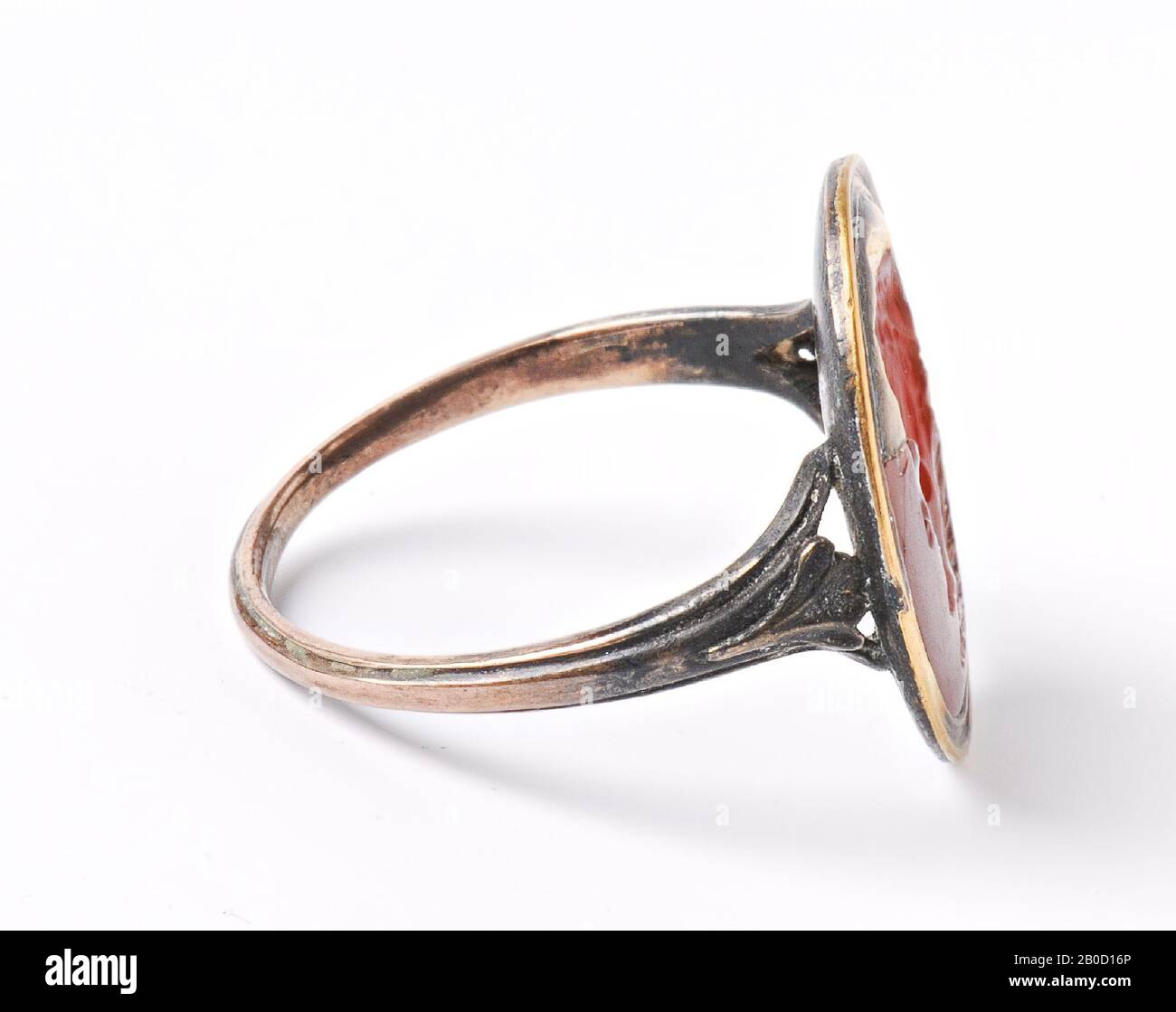 VZ: Büste und Profil links des hellenistischen Monarchen mit Helm und gewellten Schlössern, Polemaeus Soter, GEM, intaglio, karnelisch, Farbe: Rot, Form: Oval, stehend, Verarbeitung: In vergoldetem Kupferring, Typ:, 15 x 14 mm, D. 2,5 mm, WT. 3,77 gr., 16. Jahrhundert? 1500-1600 Stockfoto