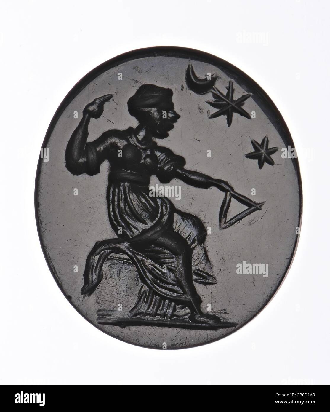VZ: Frau, rechts sitzend mit erhobener rechter Hand und Dreieck in der linken Hand, in Feldmond und Sternen, Schmuckstein, Intaglio, Jaspis, Farbe: Dunkelgrün, Form: Oval, stehen, Verarbeitung:, Methode:, 19 x 16 mm, D. 2,5 mm, WT. 1,36 gr., 18. Jahrhundert 1700-1800 Stockfoto