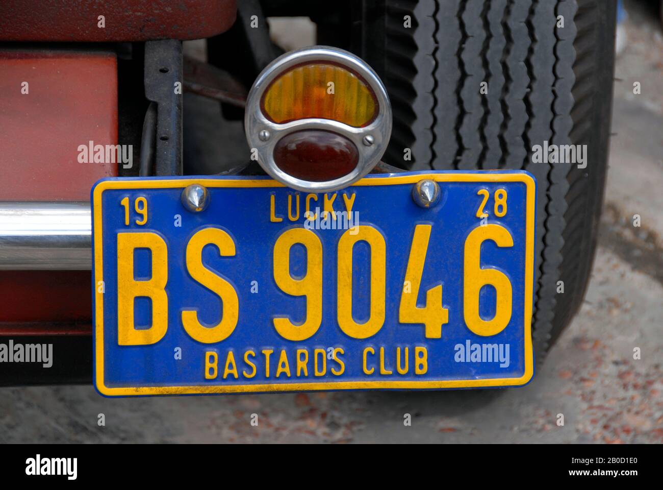 Nummernschild auf dem Auto bei der Motor-Show mit "Lucky Bastards Club" zusätzlich zur Nummer Stockfoto