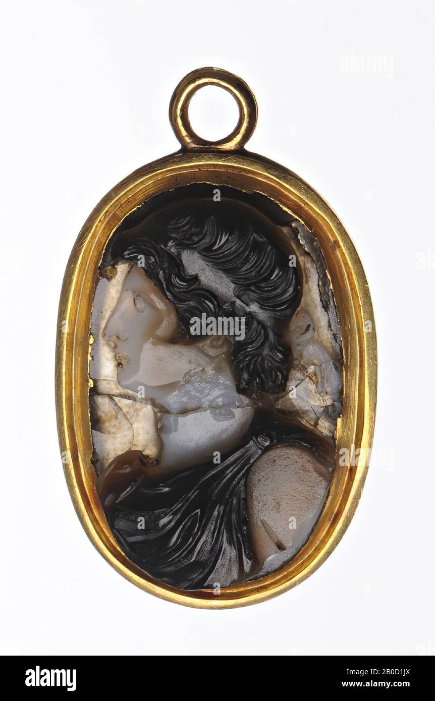 VZ: Büste von Frau und Profil links, Band mit Blumen in Haaren, Draperie, Cameo, Sardonyx, 3 Schichten, Farbe: Dunkelbraun Stockfoto