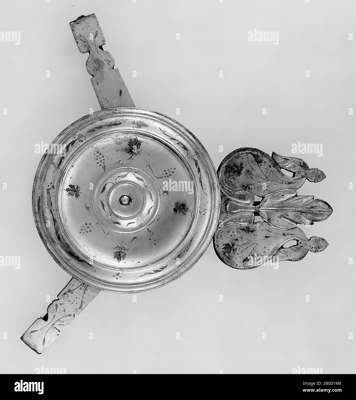 Große Scheibe aus versilberter Bronze, an die der d.m.v. ein Ring befestigt ist, ein großes Schild und, ebenfalls jeweils mittels Ring, 2 längliche Anhängsel. Entspricht meist e 1931 Stockfoto