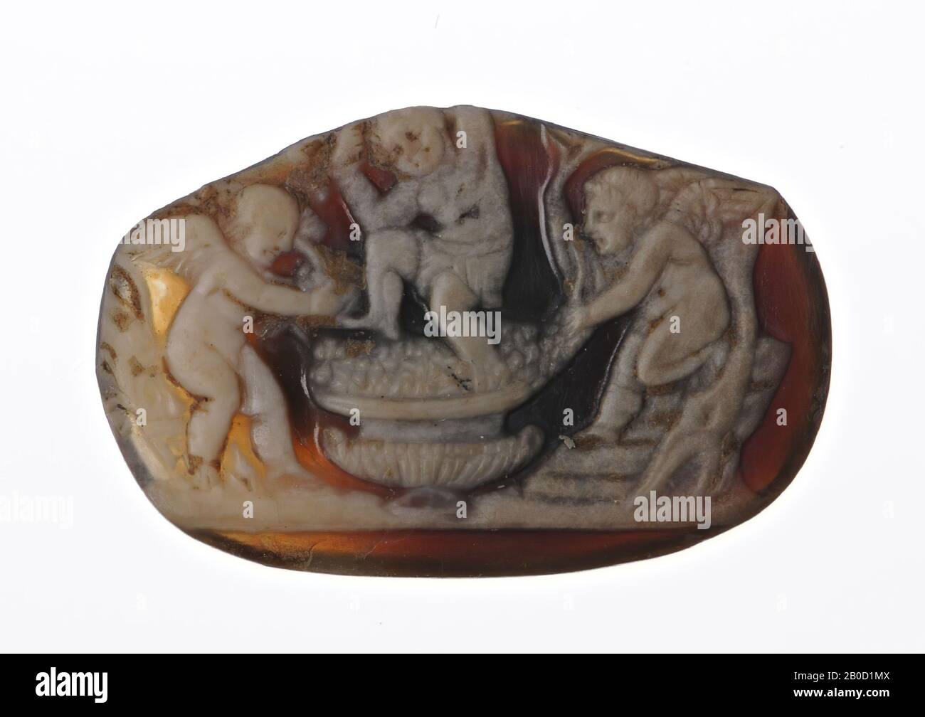 VZ: Drei Cupiden machen Wein: Ein Cupid, links stehend, wirft Trauben in einem Fass, ein Cupid tanzt in der Mitte in einem großen Krater und der rechte Cupid, auf einem Felsbrocken, in einem Krater, einer Bodenlinie, einem Cameo, Achat (Sardonyx), 2 Schichten, Farbe: Hellbraun Stockfoto