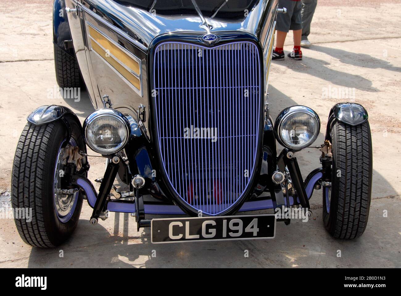 Vor dem alten Ford-Auto bei einer kleinen lokalen Motorshow Stockfoto