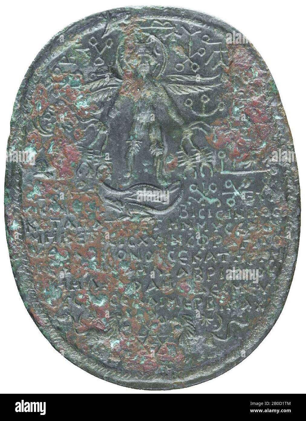 VZ: Himmelfahrt, Geburt und Anbetung, Wunder, Hochzeitsszene, Umschrift, Kz: Geflügelte Gottheit Erzengel (?) (Wie Harpocrates) auf Krokodilen mit Skorpionen in Händen stehen, Beschriftung, Plakette, Kupfer, Farbe: Braunrot, Form : Plakette, Verarbeitung:, Methode: 39 x 45 mm, D. 2,5 mm, WT. 39,61 gr., 6. Jahrhundert n. Chr. 500-600 Stockfoto