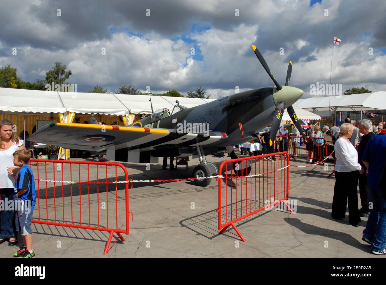 Barriere rund um eine Replik Supermarine Spitife bei einer Ausstellung Stockfoto