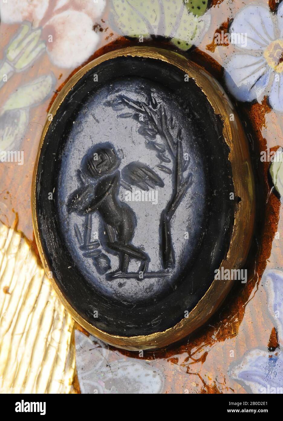 VZ: Der stehende Cupid, mit einem auf dem Rücken sichtbaren Flügel, hat seine Beine gekreuzt und blickt möglicherweise über die Schulter, es ist unklar, was er mit den Händen und den nicht identifizierten Gegenständen vor ihm macht, auf der rechten Seite ein hoher Baum mit Blättern, Grundlinie., Juwel, intaglio, Achat, nicolo, Farbe: Dunkelblau Stockfoto