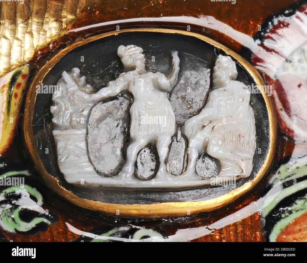 VZ: Die mittlere Figur nach links hat Kopf und Teil des Oberkörpers nach rechts gedreht und trägt die Rüstung und den Rock eines römischen Beamten, seine rechte Hand hält ein Objekt in der Nähe eines Altars, auf dem ein Feuer brennt, Seine linke Hand hat er in der Luft gehoben, der Altar besteht aus einem Block mit Dekoration und darauf die Flammen, die Figur rechts wirkt muskuliert und bärtig und trägt möglicherweise etwas auf dem Kopf, Einer seiner Beine ist unter seinem Körper und das andere Bein leicht gestreckt, die Figur sitzt auf einem Block oder kleinen Thron links, Grundlinie., Cameo, Onyx, Farbe: Grau- Stockfoto