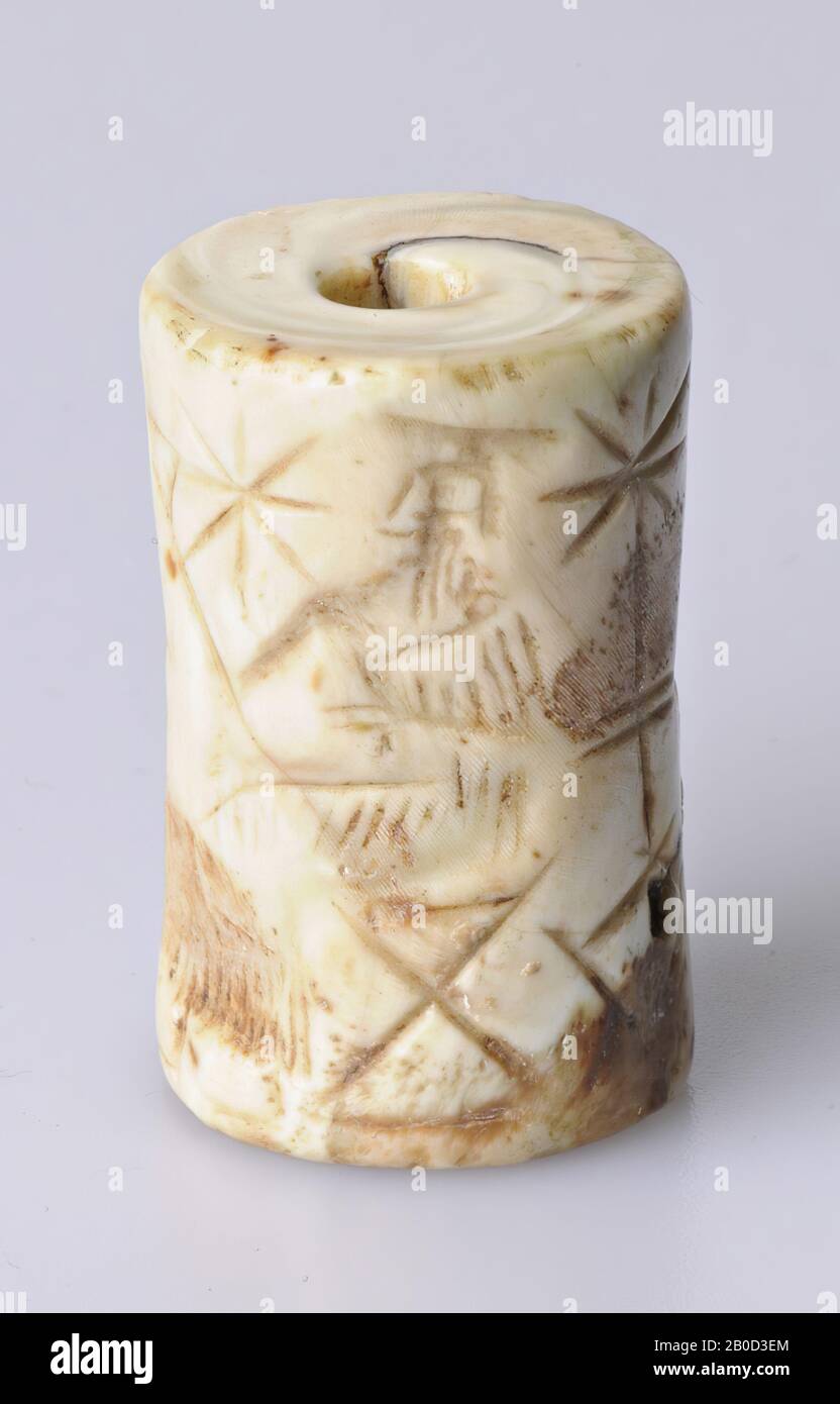 VZ: 2 Götter auf Klappstühlen sitzend, stehender gott, Sternstandard, Mond und Stern, Spulendichtung, Schale, Farbe: Gelb-weiß, Form: Zylinder, Bearbeitung: Mit moderner Schnur, Methode: L. 34 mm, Diam. 28 mm Stockfoto