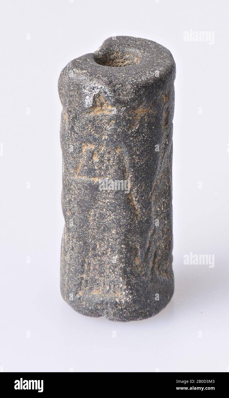 VZ: Stehender gott mit Stern, warzendem Helden und Stier (?), Deer, kleine Vase und Y-Symbol, Spulendichtung, Hämatit, Farbe: Schwarz, Form: Zylinder, Verarbeitung:, Methode: L. 22, 5 mm, Diam. 9,5 mm, 1. Dynastie Babylon Stockfoto