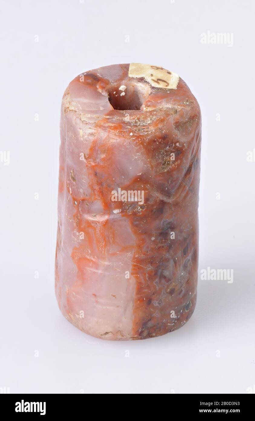 VZ: Sitzender gott mit Stern, Antilope und Reiher, kleine Schakal- und Flügelscheibe, Spulendichtung, Chalcedon oder eisenhaltigem Silex, Farbe: Rot, Form: Zylinder, Verarbeitung:, Herstellungsmethode:, L. 24 mm, Diam. 15 mm, Neo Assyrisch Stockfoto