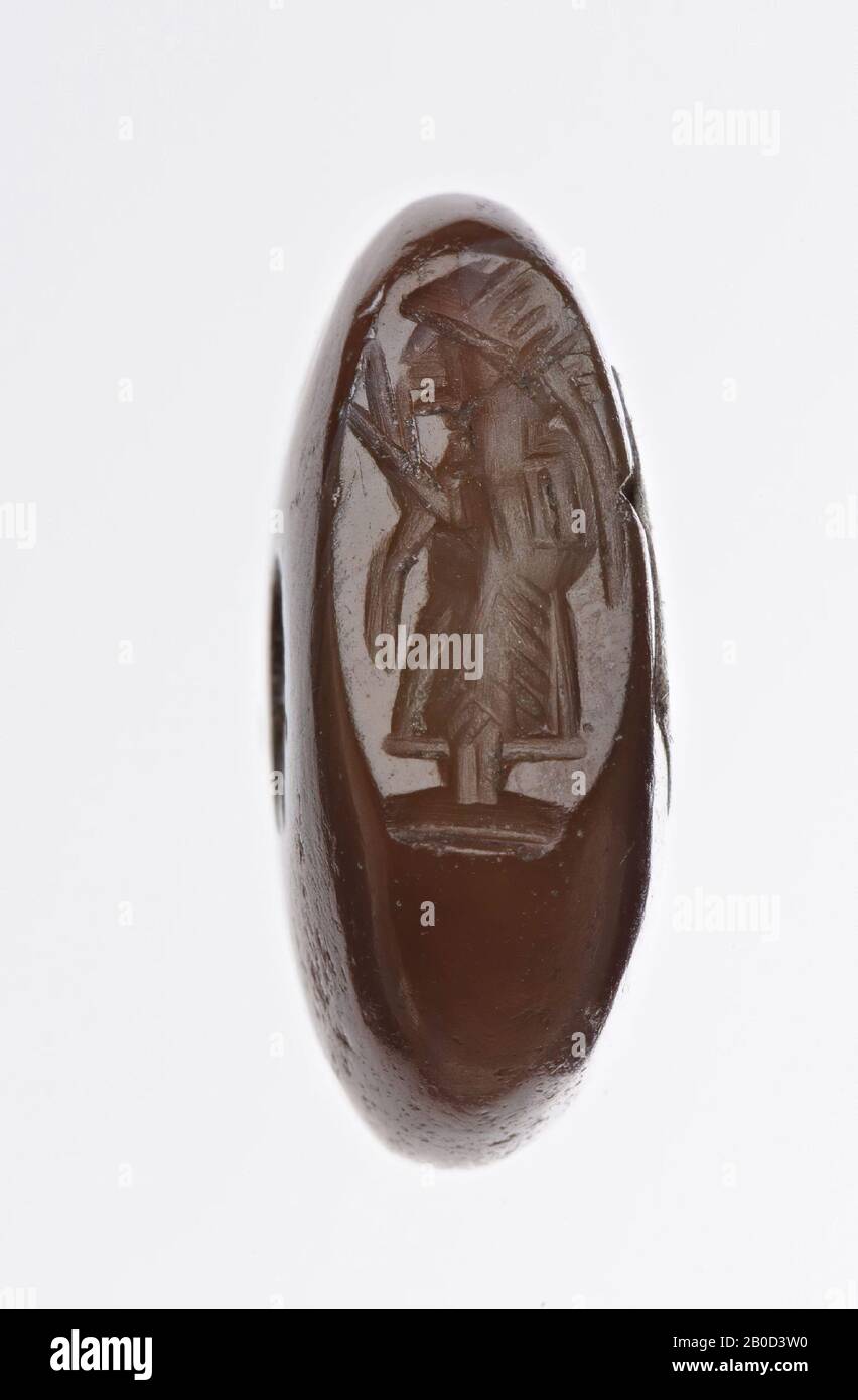 Stehende Frau, Büste und Kopf nach rechts gedreht, scheint ein Blumenelement zu halten, Stempel, Achat, Farbe: Dunkelbraunrot Stockfoto