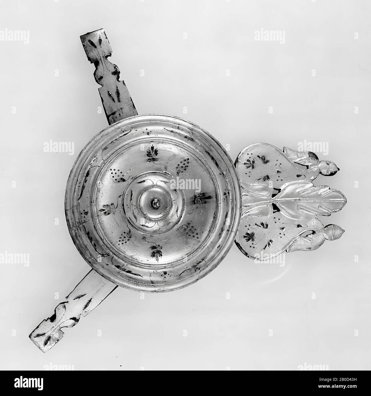 Große Scheibe aus versilberter Bronze, an die der d.m.v. ein Ring befestigt ist, ein großes Schild und, ebenfalls jeweils mittels Ring, 2 längliche Anhängsel. Entspricht meist e 1931 Stockfoto