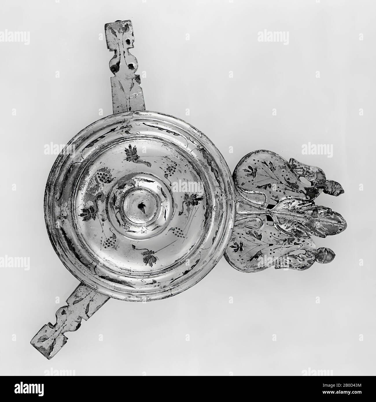 Große Scheibe aus versilberter Bronze, an die der d.m.v. ein Ring befestigt ist, ein großes Schild und, ebenfalls jeweils mittels Ring, 2 längliche Anhängsel. Entspricht meist e 1931 Stockfoto