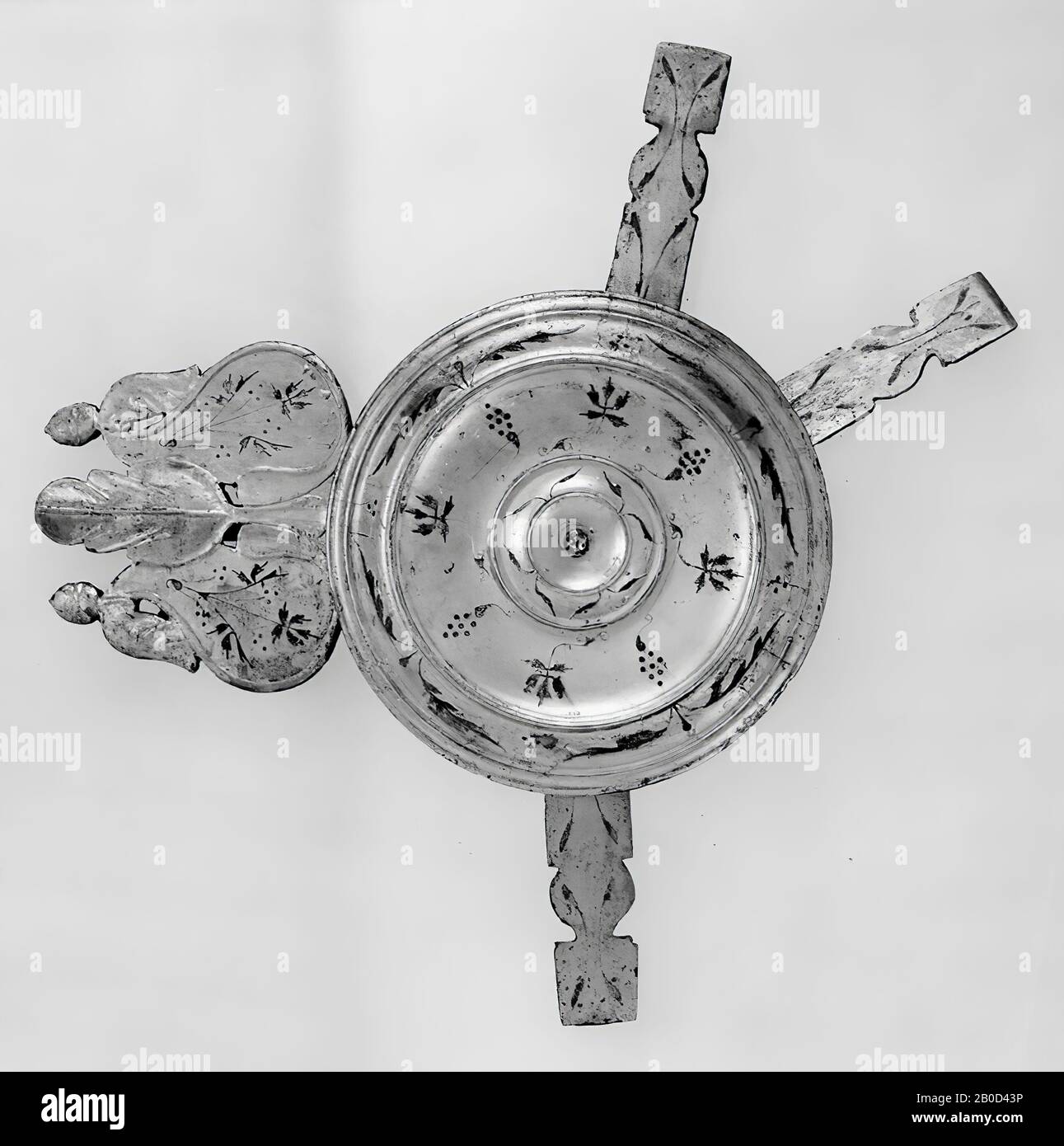 Eine große Scheibe aus versilberter Bronze, die mit einem Ring mit einem großen Anhängsel befestigt ist und ebenfalls mit einem Ring 3 längliche Anhängsel hat, von denen sich 1 von der anderen 2 unterscheidet. Vorderseite der Scheibe: Siehe e 1931 Stockfoto