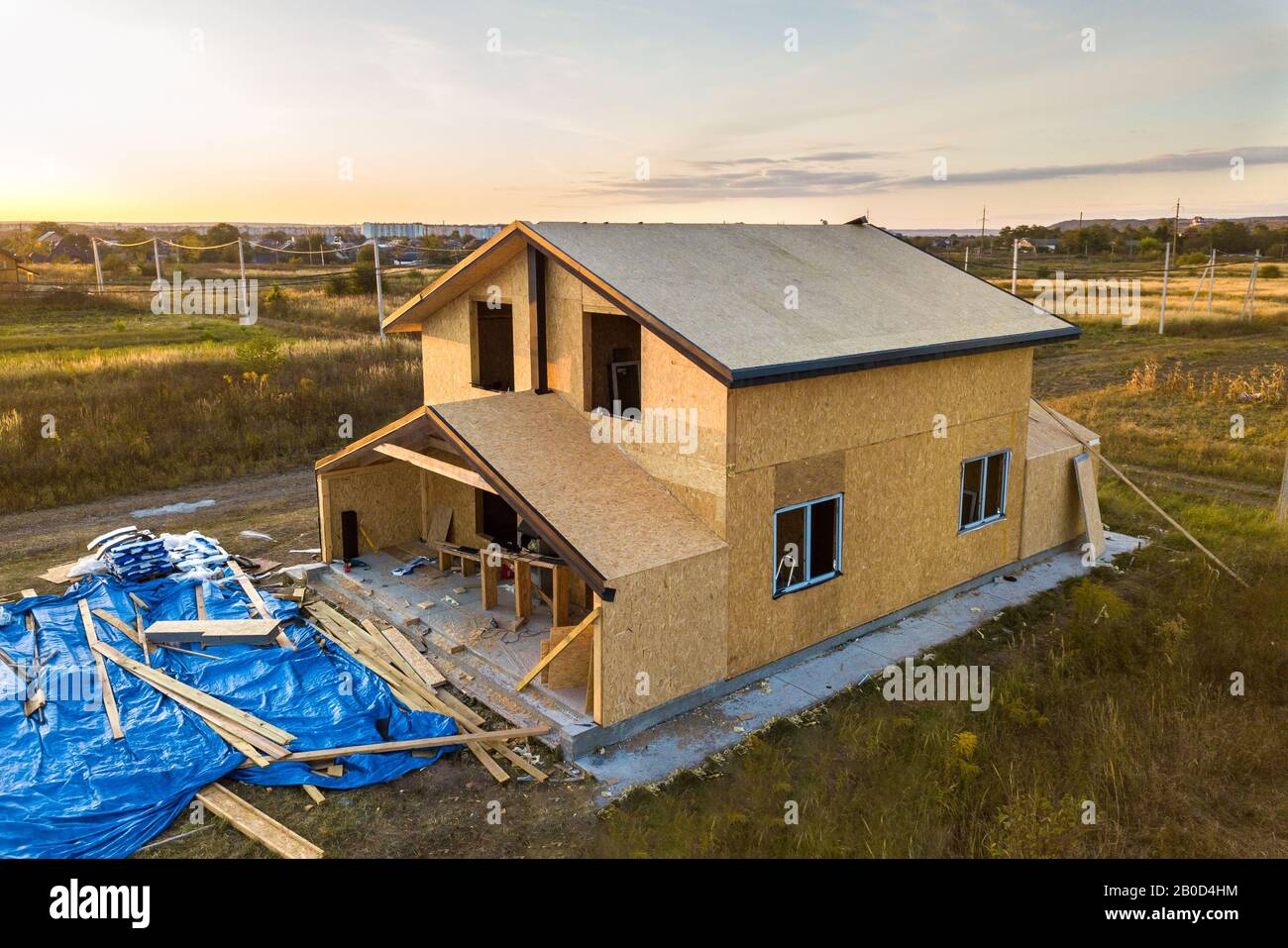 Bau von neuen und modernen modularen Haus. Wände von Composite- Holz- sip-Panels mit Polystyroldämmung im Inneren. Aufbau neuer Rahmen der Ener Stockfoto