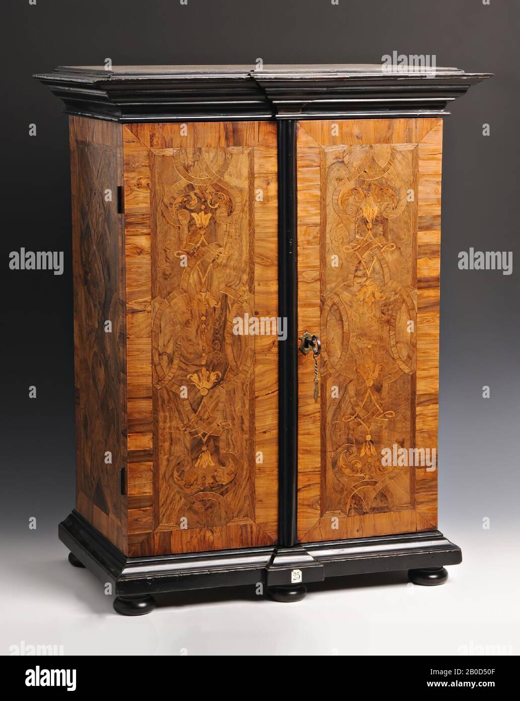 Schrank mit 2 Türen und 10 Schubladen, in denen die Steine gelagert werden,  Schrank auf vier kurzen Beinen, Schrank, Holz, Metall und Textil, Farbe:  Hellbraun Stockfotografie - Alamy