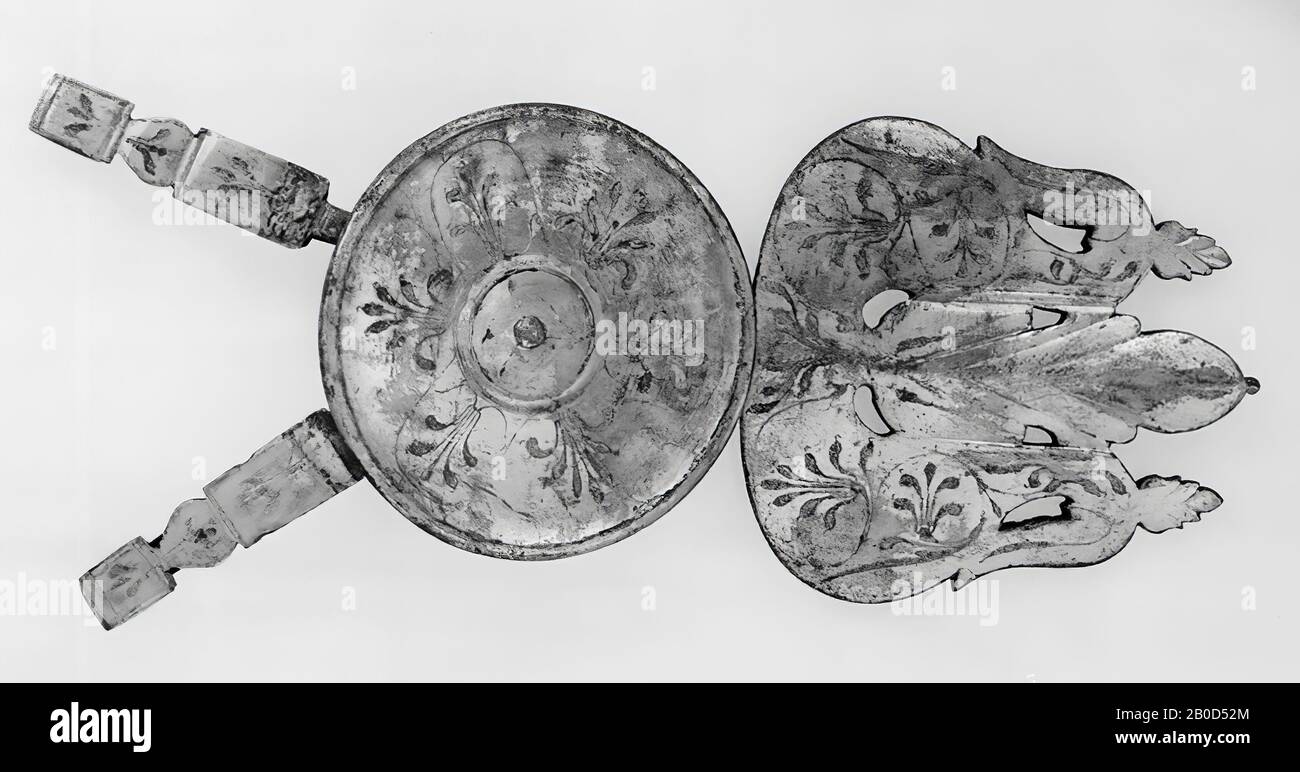 Eine dünne Scheibe aus versilberter Bronze, auf die ein Schmetterlingsschild mittels Scharnier befestigt ist. Am oberen Rand befinden sich 2 Ringe, an denen längliche Anhängsel befestigt sind. Frontscheibe: Flaches Mittelfeld mit Steinbruch verschlossen. In der Mitte ein Loch mit einem Knopf. Für das Mittelfeld ein breiter konkave Ring, der durch eine Nut und eine sehr schmale Kante geschlossen ist. Das Mittelfeld ist mit Blumenmotiven verziert. Vorderseite des Anhangs: Das Magazin ist sehr stilisiert und endet in einem Knopf. Darüber befindet sich eine eingeschnittene Dekoration wie die auf der Scheibe, sowie auf den Seitenplatten. Eine stilisierte Klinge läuft entlang nach oben Stockfoto
