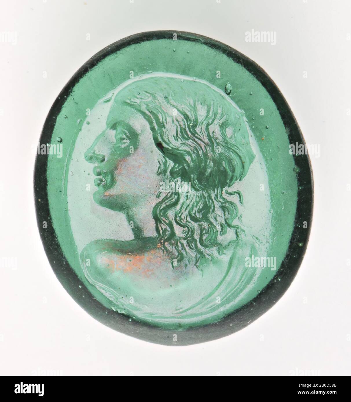 VZ: Die Frau ist in Dreiviertel-Rückansicht, mit dem Kopf im Profil gedreht, im Nacken fallendes Haar und einer Robe, die die rechte Schulter bedeckt., Gem, intaglio, unbekannt, Farbe: Grün, Form: Oval, Bearbeitung: Kante vorne und hinten in Bezug auf Kantenmitte nach hinten geschnitten, 14 x 18 x 3 mm, unbekannt Stockfoto