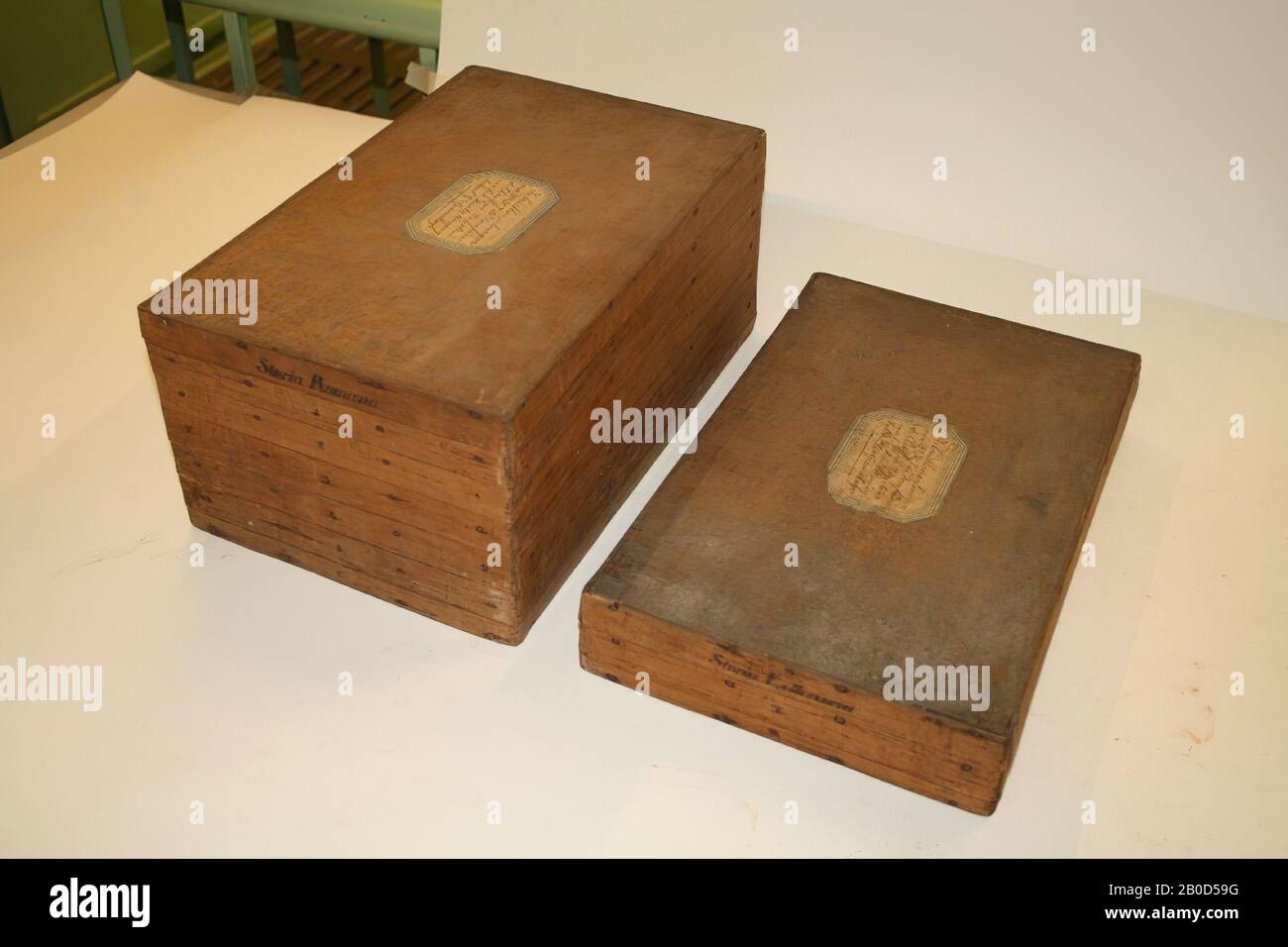 Sammlung Dompierre-De Chaufepié, Storia litteraria und Storia Romana., SCHLOSS 1: Storia Romana, (Schubladen) 1-6, Sammlung auf Leihbasis von De Dompierre de Chaufepié ..., KABINETT 2: Storia Litteraria (?), (Schubladen) 7-8, Sammlung auf Leihbasis von De Dompierre de Chaufepié, Farbkarton, Pappe, Pappe, Pappe ... Brauner Schrank, weißer Druck, Teelfilz, Form: Kommode, 21,1 x (14,8 und 5,7) x 33 cm Stockfoto