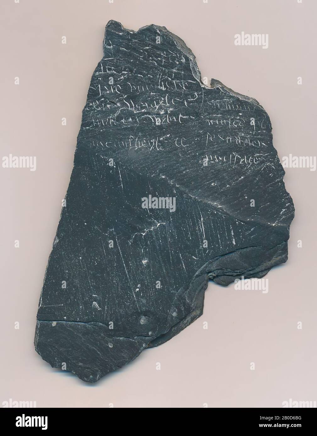 Schieferstück auf einer Seite beschrieben. Der Text fällt wahrscheinlich in zwei Teile., Vorderseite: At Stockfoto