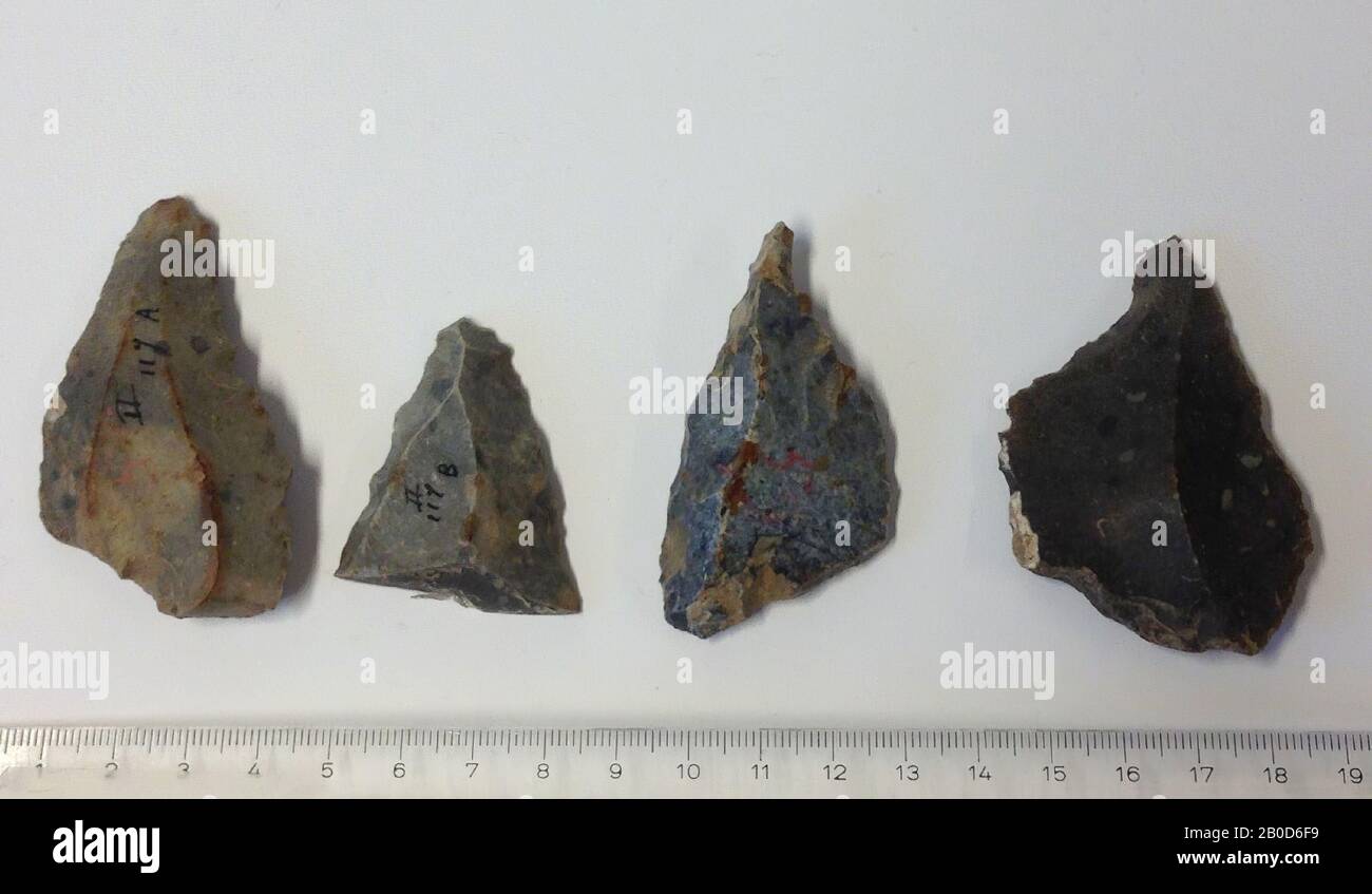 Ausfahrt Lanaye Flint (Rijckholt). Auf der dorsalen Seite befindet sich ein roter Bleistift in 59. Auf der ventralen Seite befindet sich Ink II 117 C, Ausgang, Stein, Lanaye Flint, 6,3 x 3,3 x 1,5 cm, 20 g, mittleres neolithikum c 4000-3000 V. CHR. 4000-3000 v. Chr., Niederlande, Limburger, Eijsden-Margraten, Rijckholt Stockfoto