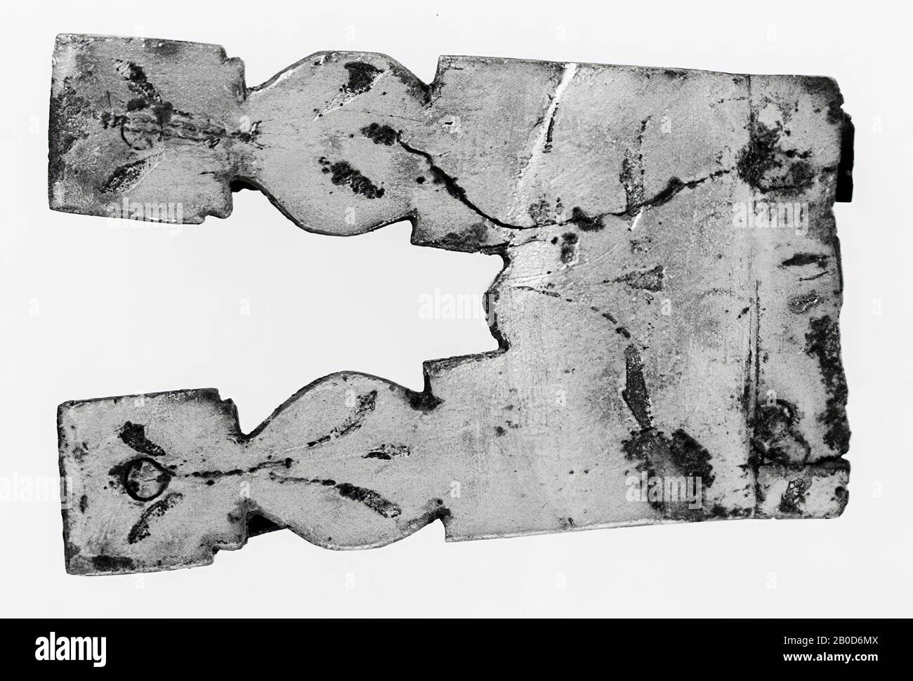 Bild aus silberbronzefarbener Bronze. Er besteht aus einem mehr oder weniger rechteckigen oberen Abschnitt, der unten in 2 längliche Anhängsel abfällt. Diese Anhängsel bildeten sich ab e 1931 Stockfoto