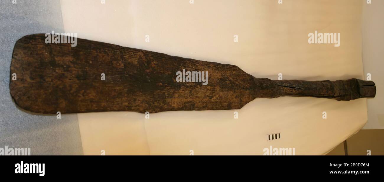 Holzpaddel, Paddel, Bio, Holz, l: 163 cm, br: 12,5 cm, Vorgeschichte -800 Stockfoto