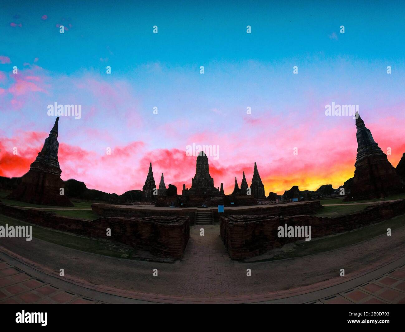 Sonnenuntergang im Wat Chaiwatthanaram Tempel im Ayuthaya Historical Park, einem UNESCO-Weltkulturerbe in Thailand Stockfoto