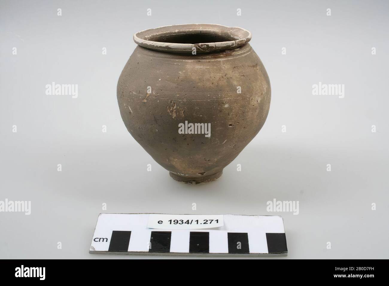 Römischer Topf aus schwarz bemaltem Steingut, dekoriert mit 2 Bändern paralleler Linien. Zusätzlich zu Felge, Keramik, Keramik, h: 9,5 cm, Diam: 10 cm, roman, Niederlande, Gelderland, Wijchen, Wijchen Stockfoto