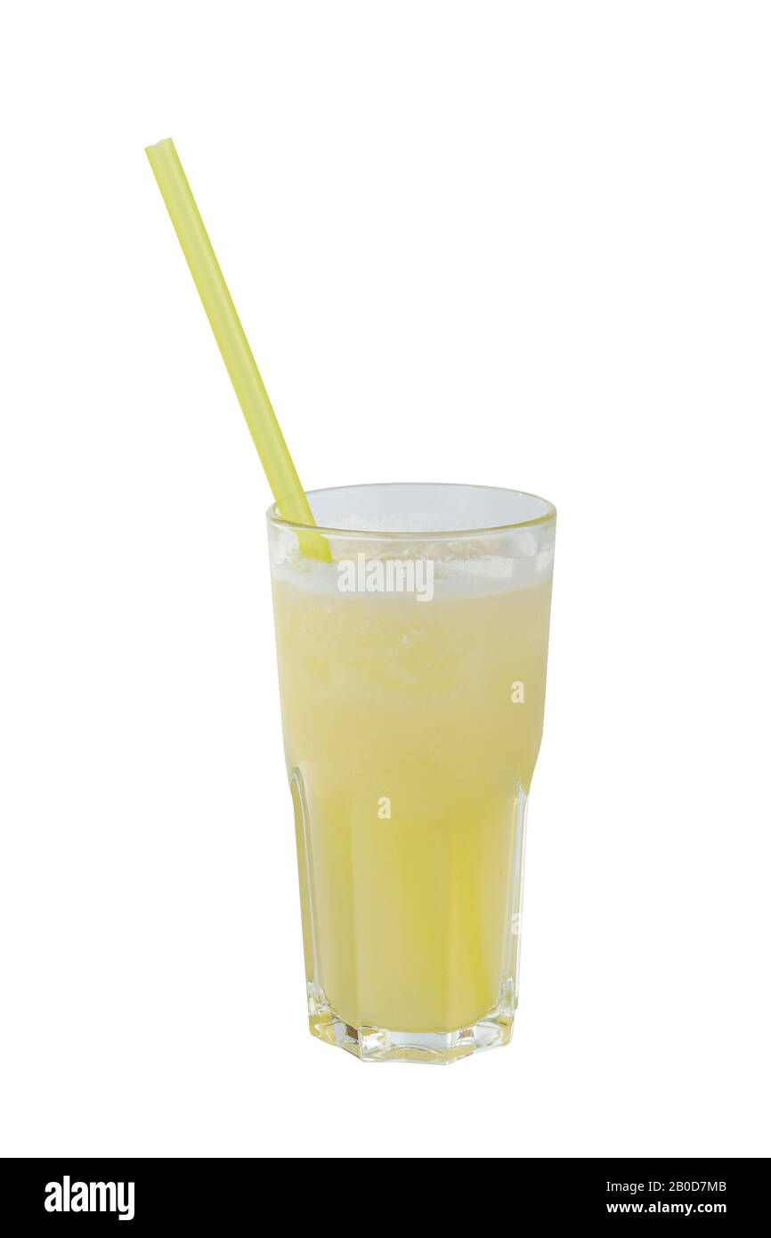 Ein einfarbiger, gelb-opaker Cocktail in einem hohen Glas mit Ananas, Zitrone mit Strohhalm, Seitenansicht, Isoliertem weißem Hintergrund, Getränk für Stockfoto