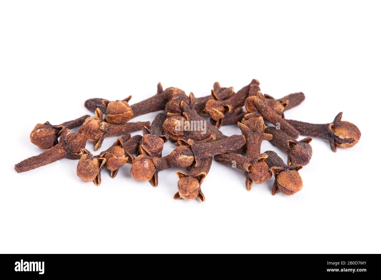 Pile Clove (Syzygium aromatikum) isoliert auf weißem Hintergrund. Wird weltweit als Gewürz in der Küche verwendet. Die Pflanze wird auch in der Medizin verwendet. Stockfoto