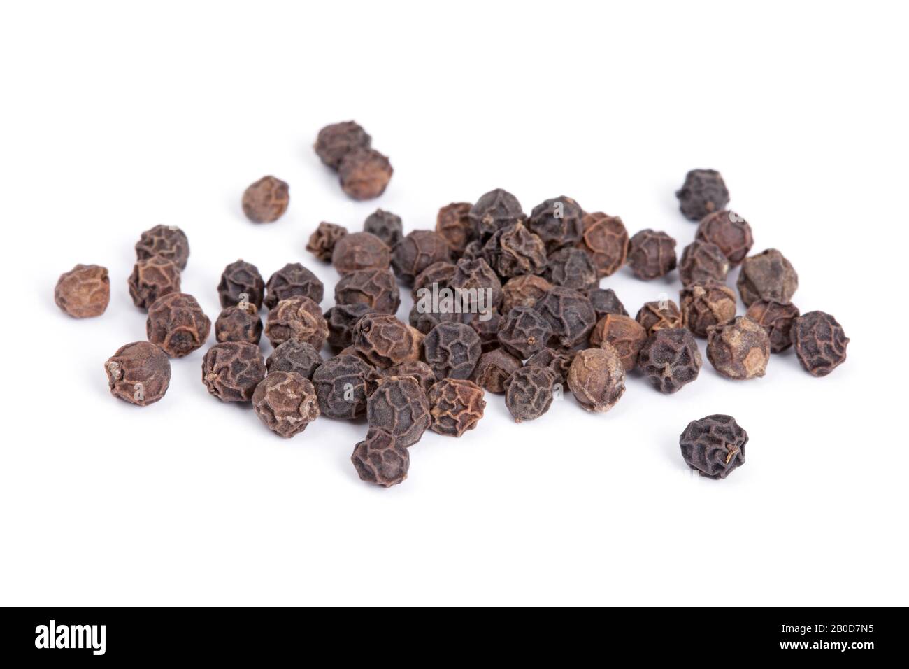 Pile Black Pepper (Piper nigrum) isoliert auf weißem Hintergrund. Wird weltweit als Gewürz in der Küche verwendet. Die Pflanze wird auch in der Medizin verwendet. Stockfoto