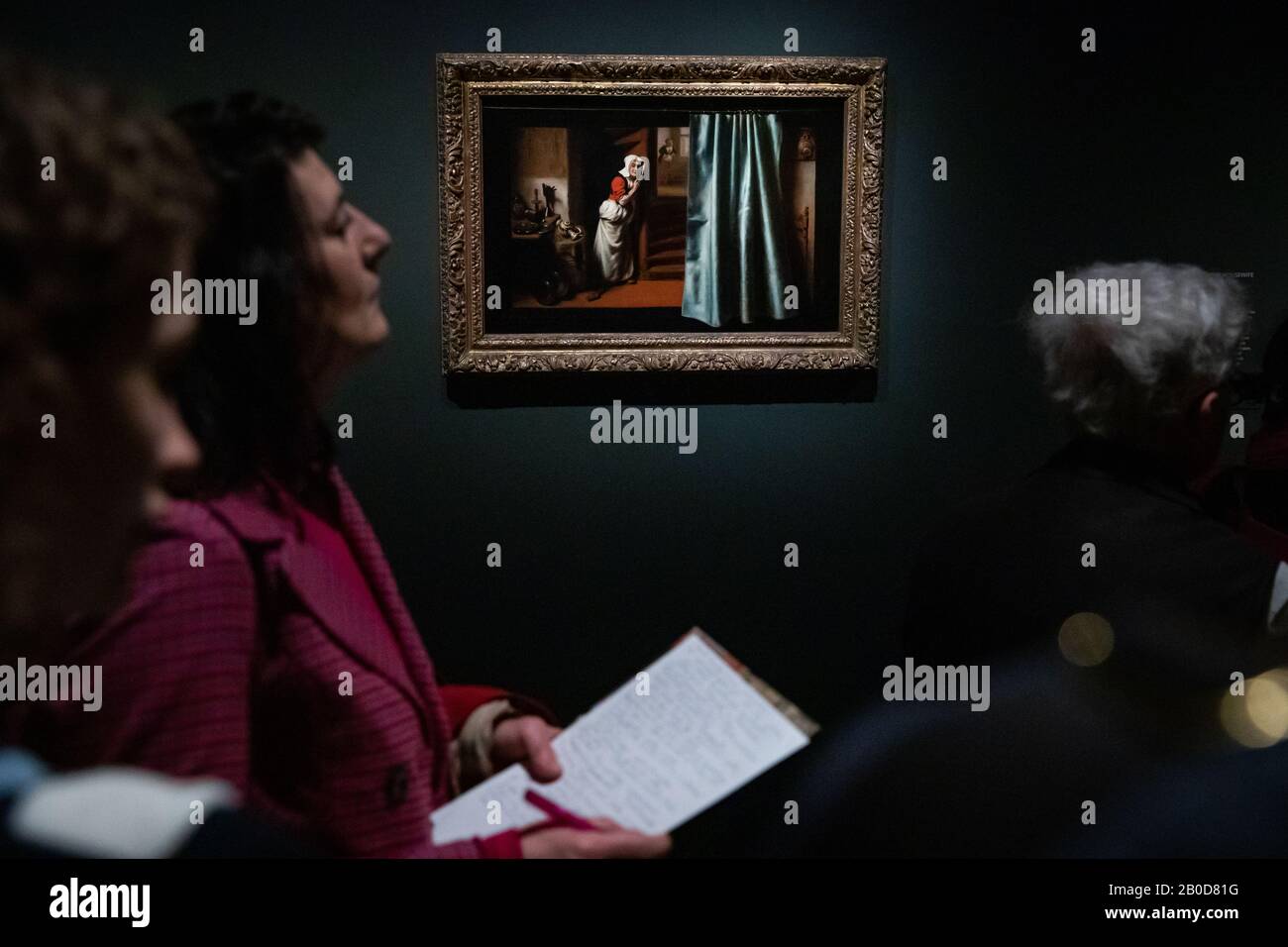 Der Laudasein von Nicolaes Maes wird von Galeriebesuchern in einer Presseansicht für die neue Ausstellung Nicolaes Maes: Dutch Master of the Golden Age, in der National Gallery, London, angesehen. Stockfoto