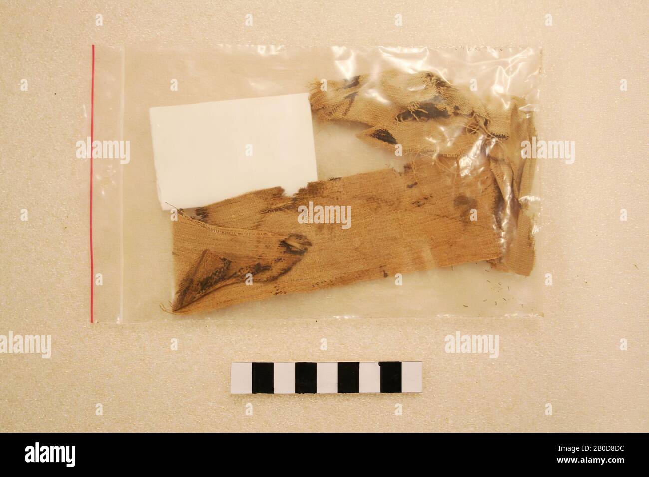 Fragmente von Mumienverpackungen. Hinweis: '10 -3-'97, Streifen mit 10 x 1 cm Schnitt für den Erhalt des Ibis F 1956 Stockfoto