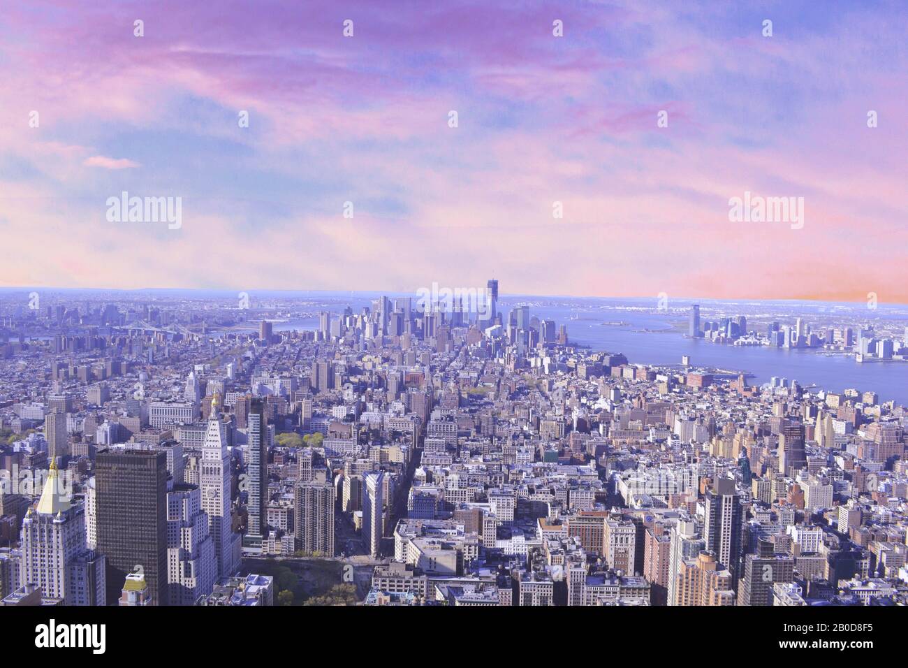August 2019, New York City Skyline von der Dachterrasse mit urbanen Wolkenkratzern vor Sonnenuntergang.New York, USA. Panoramabild. Stockfoto