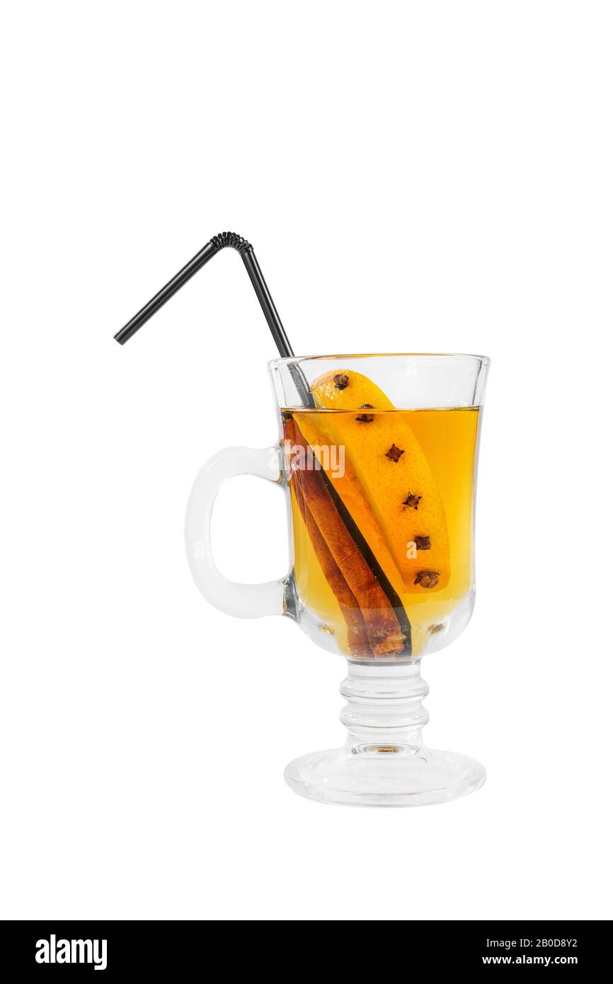 Einfarbiger, opaker Cocktail, gelber Glühwein in einem hohen Glas mit einem Griff mit Gewürzen und einer Scheibe Zitrone, Orange, Vanillestab, Seitenansicht, isolat Stockfoto