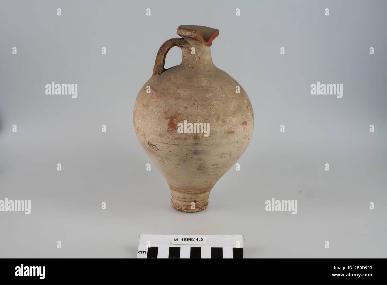 Dose mit 1 Ohr auf einem schmalen Fuß. Ein Teil des Mundes fehlt., Dose, Keramik, h: 20,6 cm, Diam: 13,5 cm, 100-150, Deutschland Stockfoto