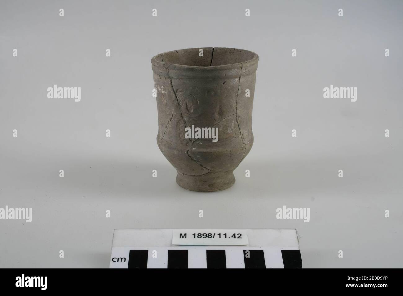 Aus verschiedenen Scherben geklebt., Becher, Steingut, h: 9,5 cm, Diam: 7,3 cm, Ungarn Stockfoto